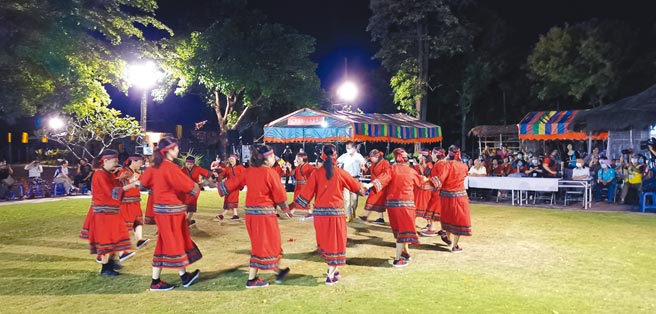 台南市佳里北头洋阿立祖夜祭9日晚上登场，西拉雅舞团带来精采表演。（刘秀芬摄）