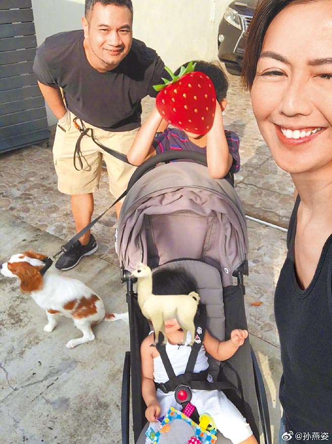 孫燕姿（右）難得秀出全家福照片分享幸福喜悅。（摘自臉書）