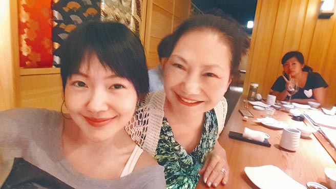 小S（左）和徐媽媽上播客節目《老娘的老娘》透露2人都遇到「重男輕女」的問題。（摘自臉書）