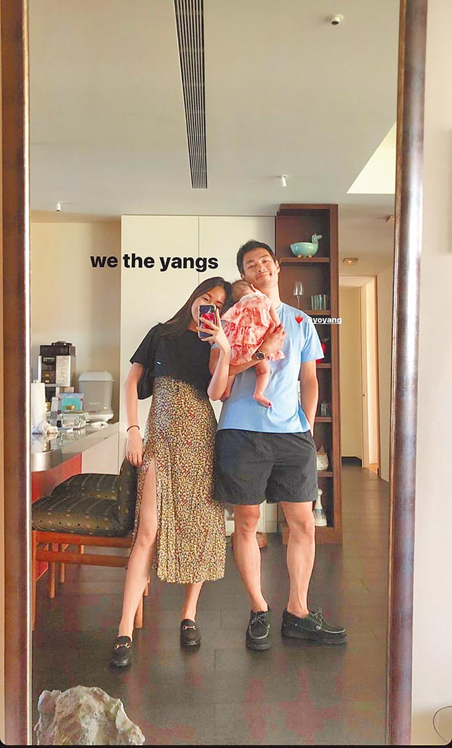 杨佑寧老婆Melinda（左）昨开心分享一家三口合照。（摘自IG）