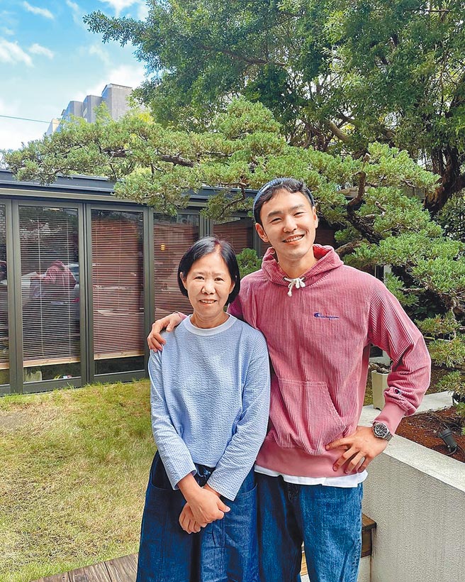 阮经天（右）谢谢妈妈在身旁一路陪伴。（摘自IG）