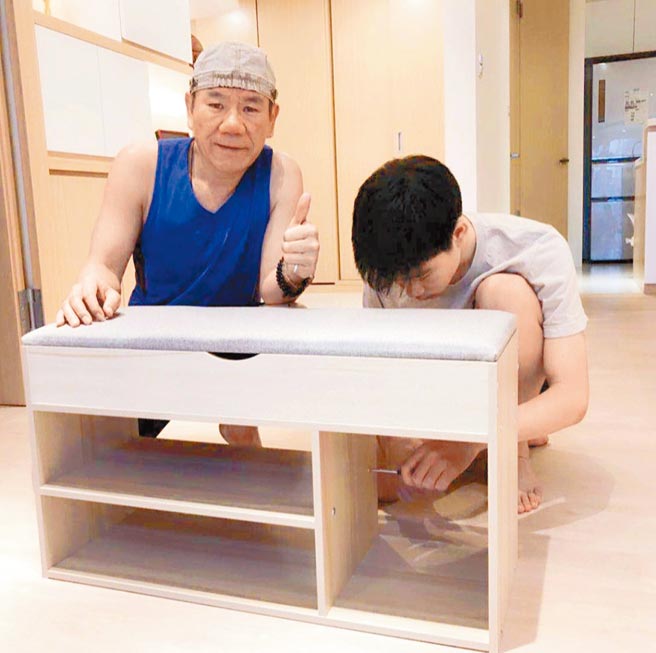 趙傳（左）陪伴兒子一起組裝家具。（摘自趙傳IG）