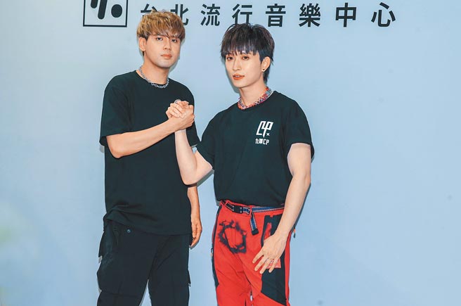 陳零九（左）、邱鋒澤前晚演唱會順利落幕。（粘耿豪攝）