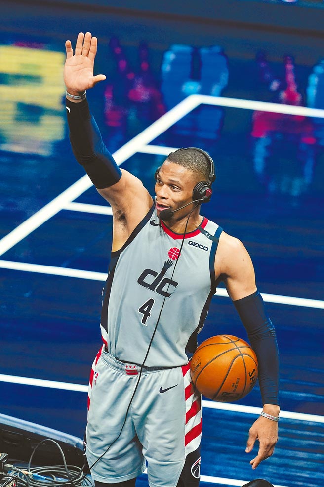 巫師球星韋斯布魯克（見圖）完成生涯第181次大三元，追平羅賓生紀錄，兩人並列史上第一。（美聯社）