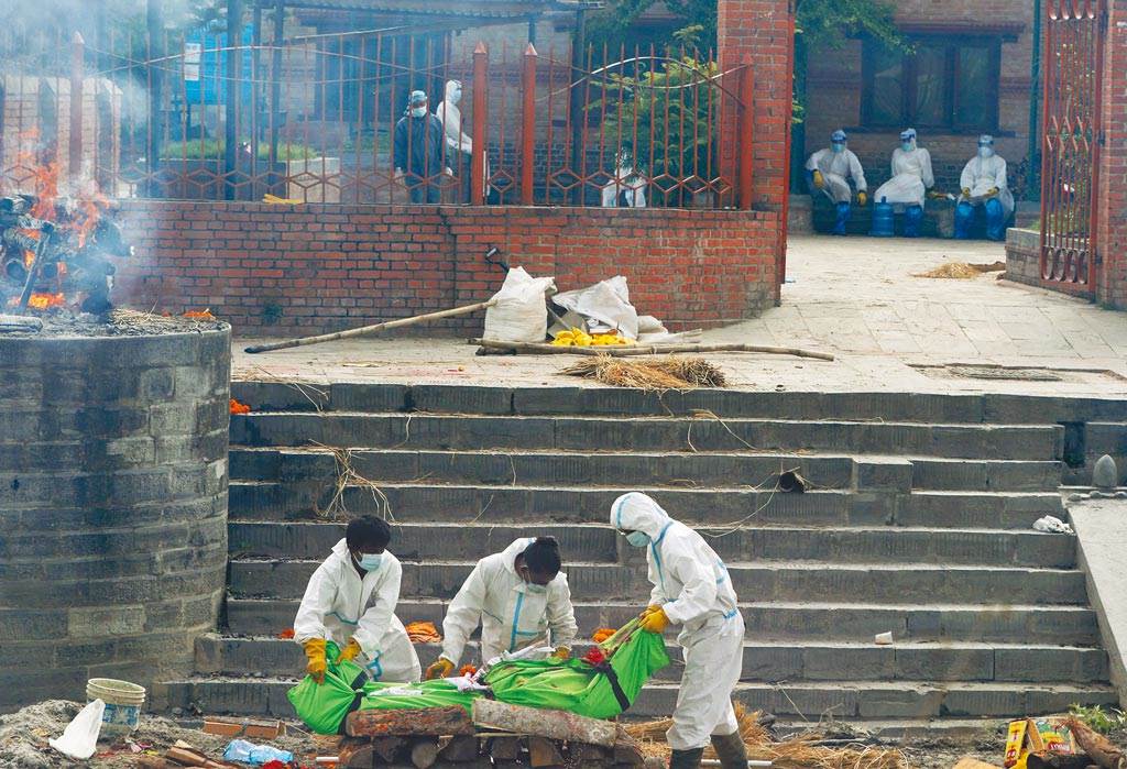 新冠疫情持续在印度肆虐，火葬场不敷使用。图为加德满都的火葬场。（资料照/美联社）(photo:ChinaTimes)