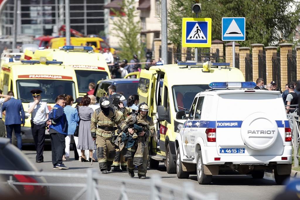 俄罗斯中部城市喀山（Kazan）11日传出当地第175高中发生爆炸、枪手扫射事件，造成包含孩童在内11人死亡。图为大量救护车等在学校外围的画面。（图／美联社）(photo:ChinaTimes)