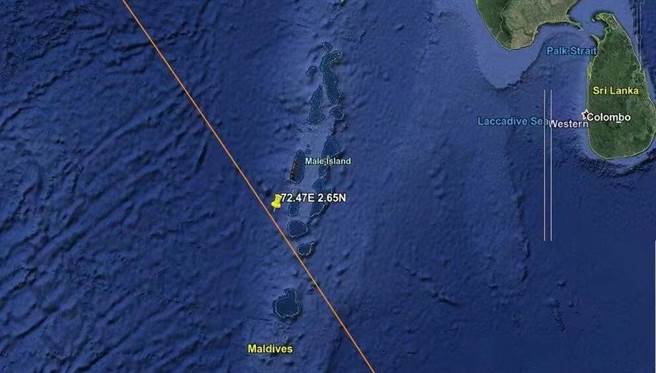 長征5號火箭殘骸墜落點距離著名度假勝地馬爾地夫群島西南方達盧環礁外海42公里處。（圖／推特@Liptonfindx)