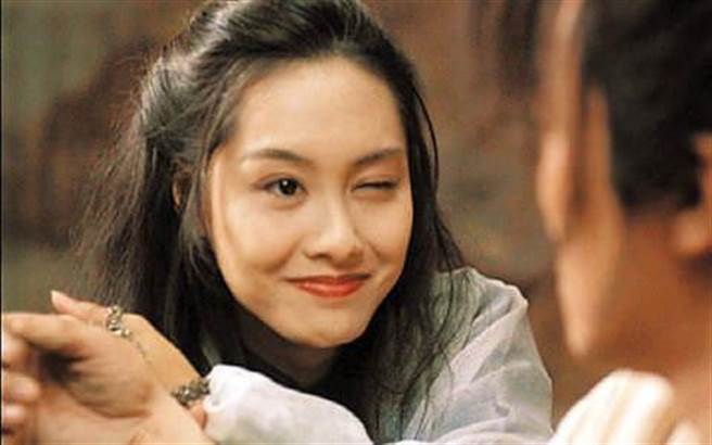 朱茵一个眨眼就奠定女神地位。(图/翻摄自微博)