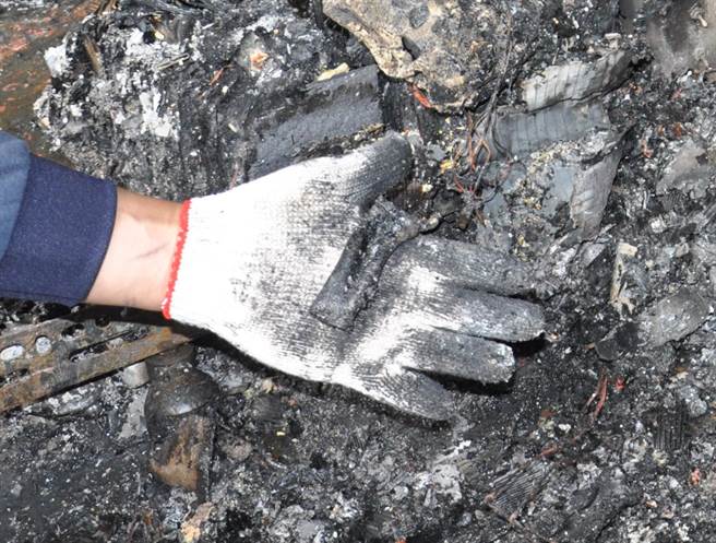 电动车锂电池燃烧后爆炸裂开。（台南市消防局提供／曹婷婷台南传真）