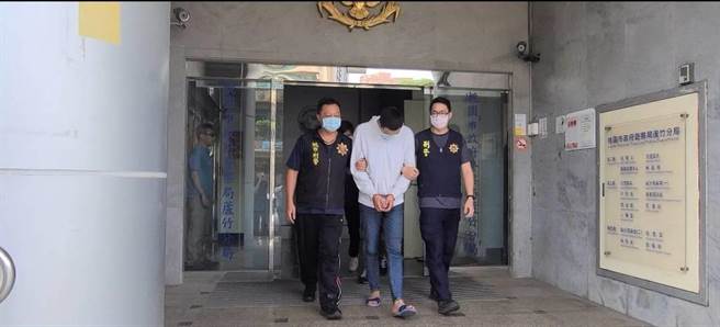 许姓男子诈骗一名被害人108万，再向集团成员谎称遭抢劫，被发现后遭压制到汽车旅馆痛殴。（芦竹分局提供）