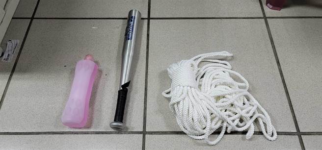 该诈骗集团利用绳索、球棒作为暴力讨债的工具。（芦竹分局提供）