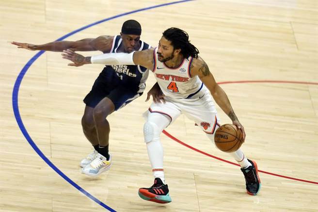 尼克后卫罗斯(右)本季担任替补表现出色。（美联社资料照）