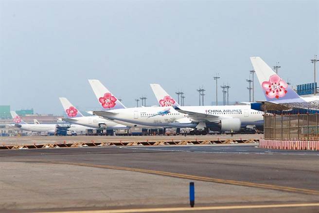 華航群聚爆發20多天仍找不到傳染鏈，指揮中心檢疫政策一變再變，挨批慢半拍，對此陳時中表示，他不覺得。（圖為華航班機 陳麒全攝）