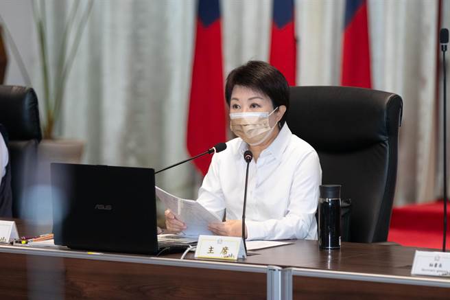 台中市长卢秀燕比较北中南三个捷运刚开始营运的搭乘人数，台中捷运算中位数，未来有信心会愈来愈好。（卢金足摄）