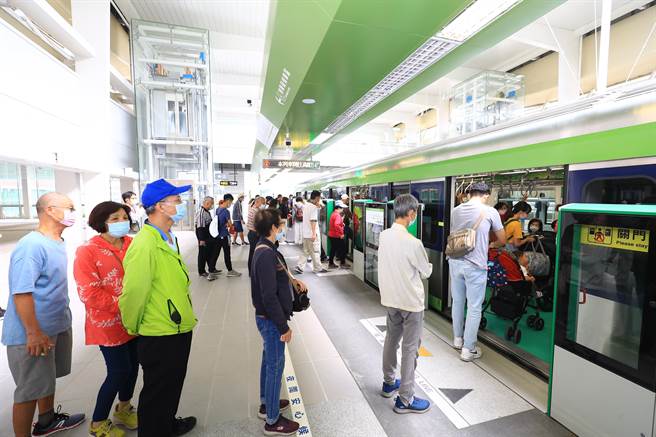 台中捷运从4月25日正式营运后，搭乘人数占试营运54.9％，赢过高捷刚通车后的38.1％。（卢金足摄）