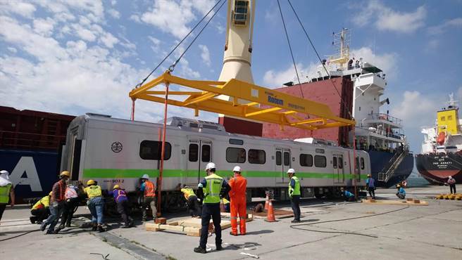 台铁最美通勤电联车EMU903今天抵台，早上在台中港进行卸船作业。（陈淑娥摄）