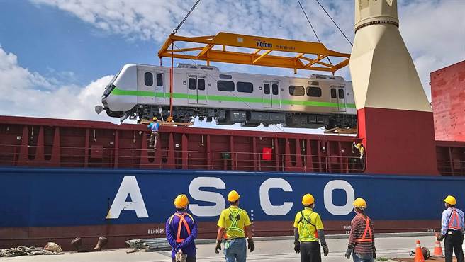 台铁最美通勤电联车EMU903今天抵台，早上在台中港进行卸船作业。（陈淑娥摄）