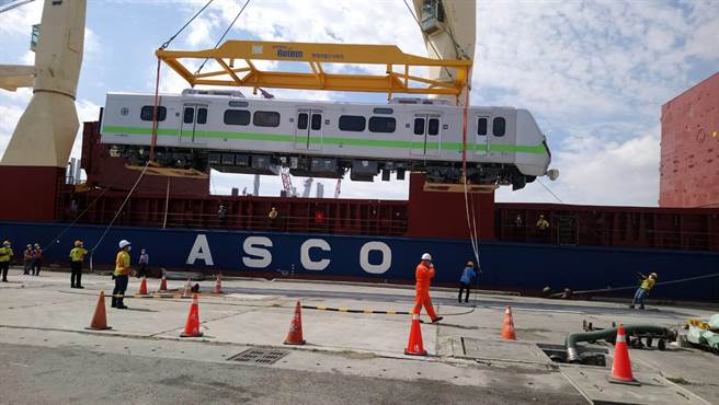 台铁最美通勤电联车EMU903今天抵台，早上在台中港进行卸船作业。（陈淑娥摄）