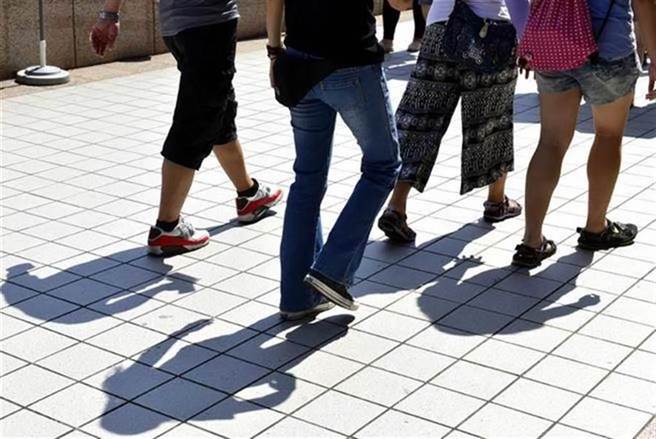 天气一天比一天热，用电量也攀升。（本报资料照）