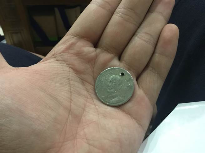 有網友撿到一沒有洞的十元硬幣。(翻攝自 臉書「路上觀察學院」)