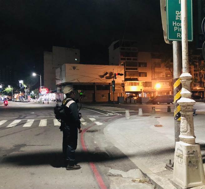 高雄市區11日凌晨1時飄散塑膠惡臭，環保局監測大寮林園交界處出現異常高值，但查無異味來源，上午起將擴大查察當地工廠運作。（高市環保局提供／袁庭堯高雄傳真）