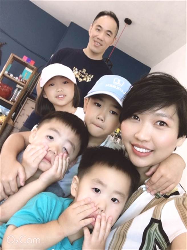 永庆房屋服务专员的弹性排班制度、没有业绩压力，以及最低36K的月收，让已经是四个小孩的母亲的芷骊（图右），能够享受工作带来的成就感，也能跟孩子度过快乐的时光。让她直呼应徵服务专员是她做过的最好决定！(图/永庆房屋提供)