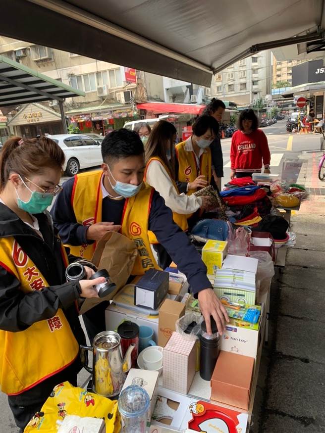 芷骊（图右三）跟同事响应商家的跳蚤市场义卖活动，也大方捐赠物品共襄盛举，义卖所得全数由商家捐赠给公益单位。(图/永庆房屋提供)