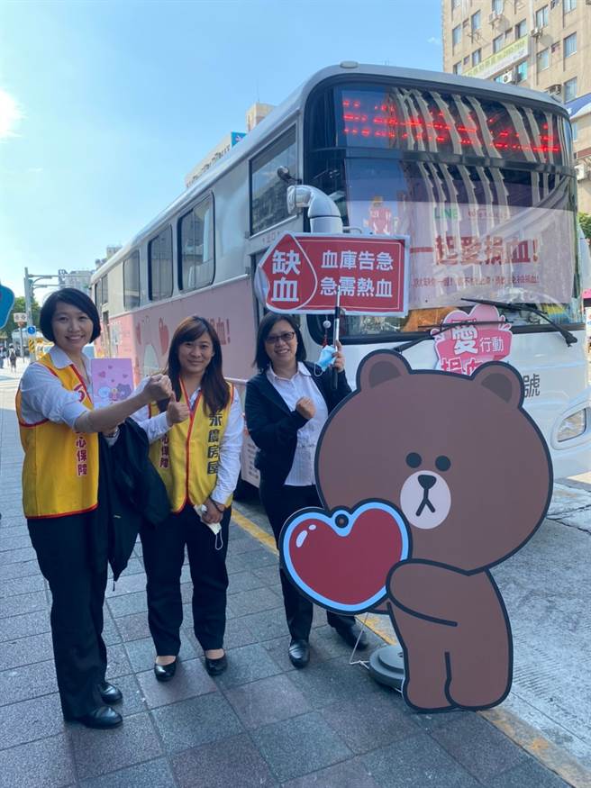 芷骊（图左一）与同仁支援分店的捐血活动，更主动挽起袖子，捐出自己的热血，芷骊欢迎正在为工作苦恼的人一起加入！(图/永庆房屋提供)