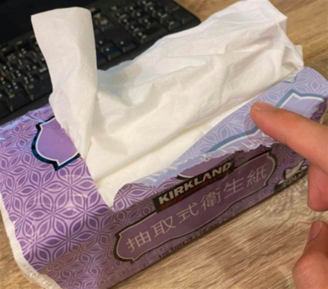 衛生紙包裝每開必爆，內行曝神奇撇步，只要從左右兩端用力一拍，就可以完美打開。（圖／翻攝自好市多商品經驗老實說）