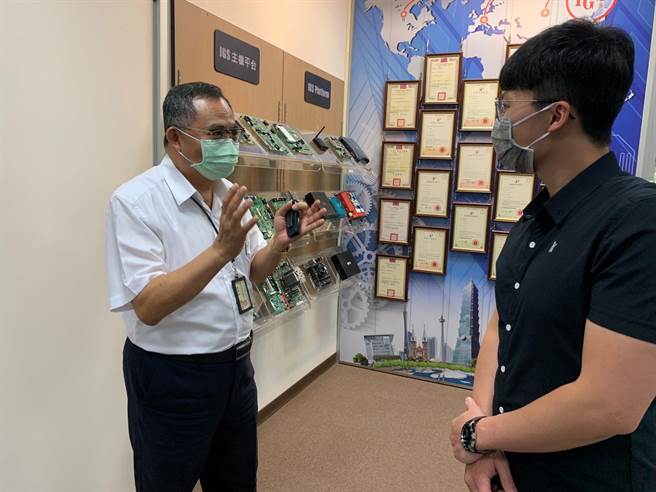 台科大徵选总裁实习生，鈊象电子总经理陈阿见（左）亲自带学生体验总经理生活。（台科大提供／林志成台北传真）