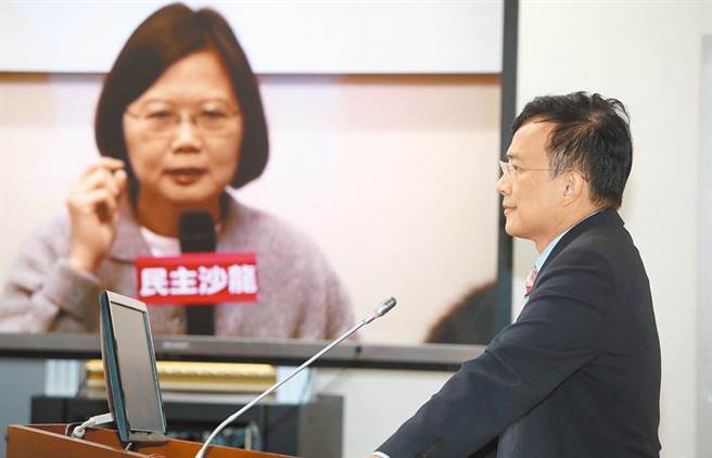 彭文正爆料，指蔡英文已偷偷打了輝瑞疫苗，並表示他有消息來源。總統府發言人張惇涵表示，這是不折不扣的謠言。蔡總統及副總統賴清德目前皆未接種疫苗，並授權指揮中心調閱接種紀錄闢謠。（資料照／鄭任南攝）