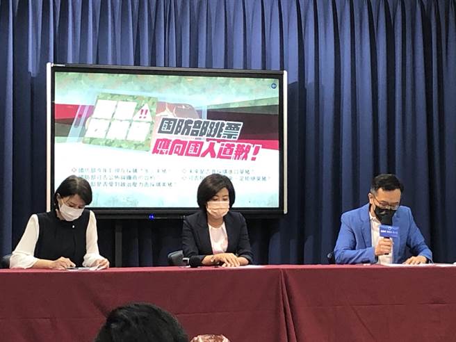 國民黨今天舉行「國軍吃美豬！國防部跳票應向國人道歉！」記者會。（趙婉淳攝）