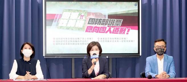 國民黨文傳會主委王育敏（中）、副主委王鴻薇（左）及黃子哲（右）11日質疑國防部未落實照顧國軍健康，對優先使用國產豬肉承諾跳票，應為謊言向國人道歉。（鄭任南攝）