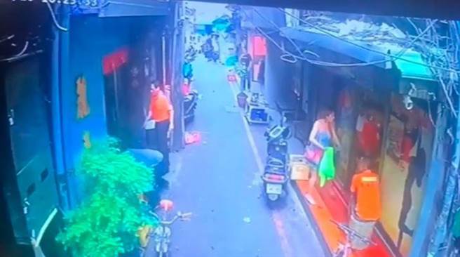 萬華飲酒店酒客互嗆 好友反目遭酒瓶毆傷頭部。（圖／影片截圖）