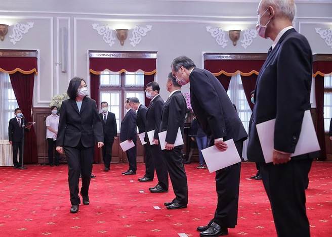 蔡英文总统主持「新任行政院政务人员、国家安全局局长及驻外大使宣誓典礼」(总统府提供)