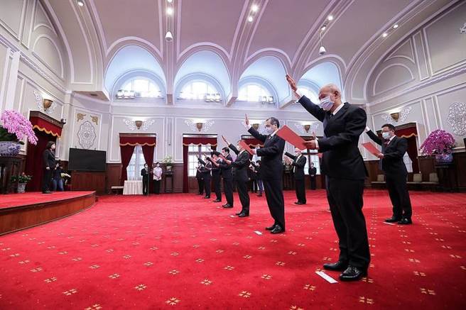 蔡英文总统主持「新任行政院政务人员、国家安全局局长及驻外大使宣誓典礼」(总统府提供)