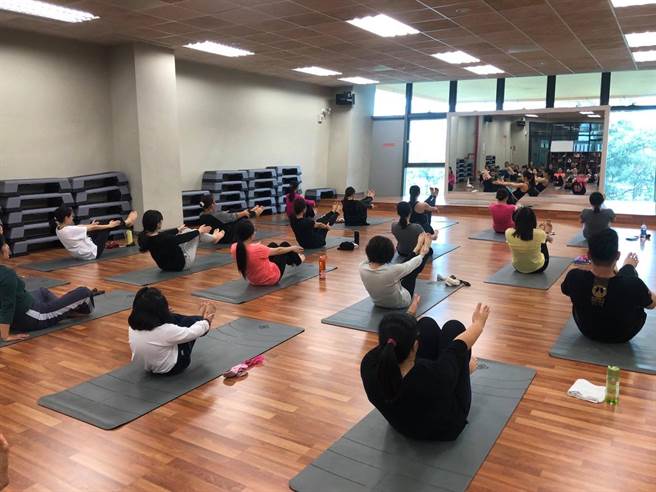 台中市府針對營運中的朝馬、北區、南屯、長春國民運動中心和港區運動公園開設體操、舞蹈及體適能等兒童專屬運動課程。（盧金足攝）