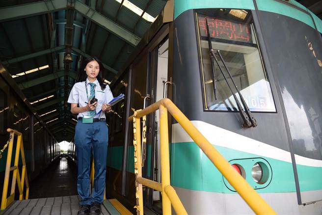 29歲青年葉俐岑參加勞動部「青年就業旗艦計畫」，順利通過培訓，並獲留用成為高雄捷運司機員。（林宏聰攝）