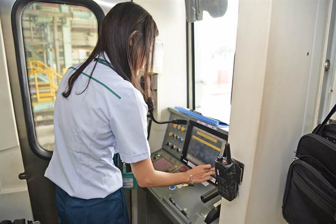 29歲青年葉俐岑參加勞動部「青年就業旗艦計畫」，順利通過培訓，並獲留用成為高雄捷運司機員。（林宏聰攝）