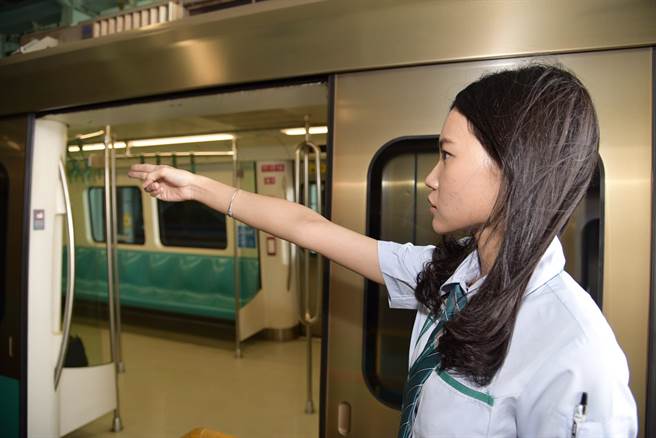 29歲青年葉俐岑參加勞動部「青年就業旗艦計畫」，順利通過培訓，並獲留用成為高雄捷運司機員。（林宏聰攝）