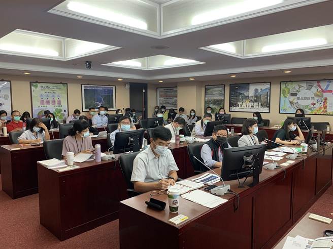 台北市財政局今早赴市議會財建委員會進行「娛樂稅收入結構及減半課徵影響評估」專案報告。（黃婉婷攝）