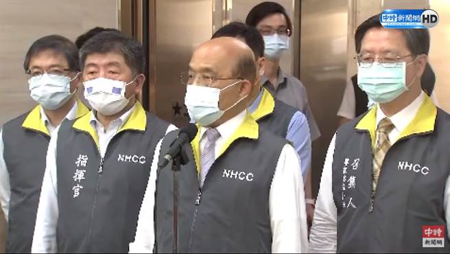 苏贞昌（右二）今日到中央流行疫情指挥中心视察。（图／中时新闻网）