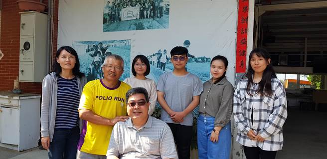 二林工商许庭瑄（后排左３）、林宥齐（右３）、吴易蕴（右１）、张玮轩（右２），透过设计行销课程，推广陶艺大师许宗焕（前排１）的「陶园工作坊」，获得全国专题制作商管群第一名。（校方提供／吴建辉彰化传真）