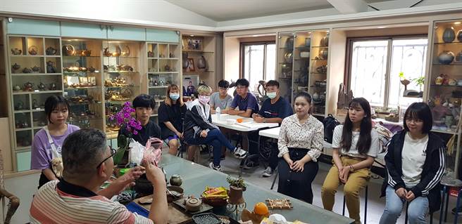 小组的同学们从认识老师、陶艺开始，跟随老师到课堂教课，也到社区长照据点陪老师授课。（校方提供／吴建辉彰化传真）