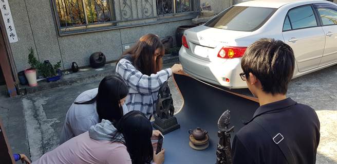  同学们拍摄老师作品，将作品数位化打造360度的观赏体验，让作品不再只是平面呈现，让更多人喜欢陶艺。（校方提供／吴建辉彰化传真）