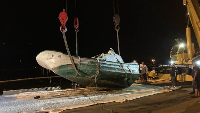 相关单位调派民间大型吊车及专业潜水人员连夜执行打捞作业，近5小时后顺利把沉船吊挂上岸。（嘉义县政府提供∕吕妍庭嘉义传真）