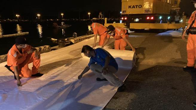 相关单位调派油污装备至现场，架拦油绳、铺吸油棉等，以防止油污扩散。（嘉义县政府提供∕吕妍庭嘉义传真）