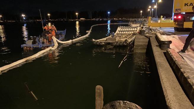 相关单位调派油污装备至现场，架拦油绳、铺吸油棉等，以防止油污扩散。（嘉义县政府提供∕吕妍庭嘉义传真）