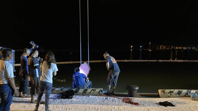 相关单位调派民间大型吊车及专业潜水人员连夜执行打捞作业，近5小时后顺利把沉船吊挂上岸。（嘉义县政府提供∕吕妍庭嘉义传真）