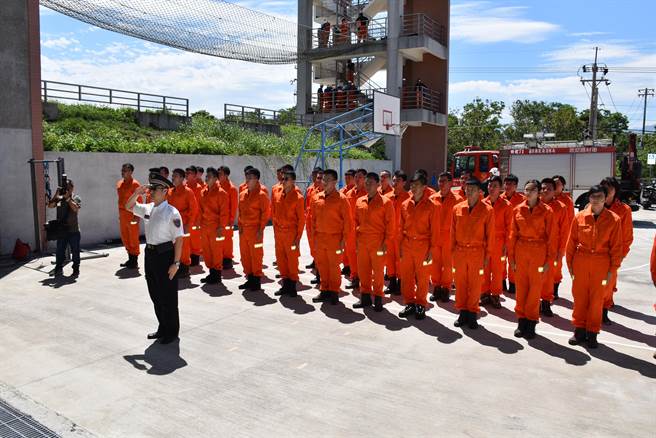 苗栗縣消防局今年分發的30名新血輪，目前集中在訓練中心接受特搜基礎訓。（謝明俊攝）